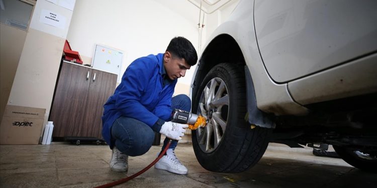 Bingöl’de meslek lisesi öğrencileri kış lastiği taktırmak isteyenlere hizmet veriyor