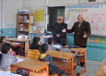 Köy enstitüsü mezunu emekli öğretmenlere duygulandıran davet