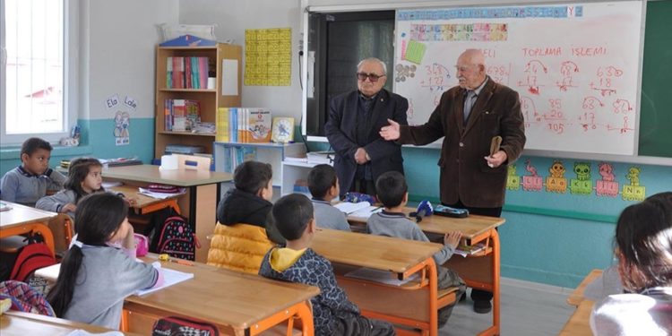 Köy enstitüsü mezunu emekli öğretmenlere duygulandıran davet