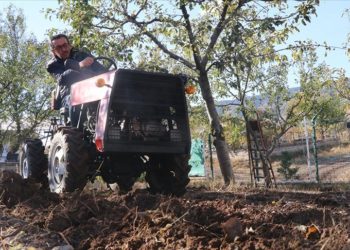 Çankırı’da emekli öğretmen bahçe işlerinde kendi yaptığı traktörü kullanıyor