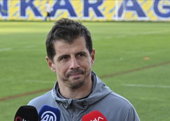 Emre Belözoğlu, yardımcı hakemlerin kendisine olan tavrından rahatsız