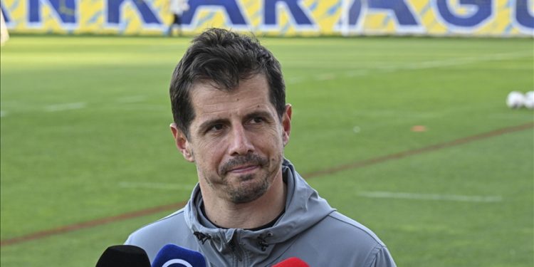 Emre Belözoğlu, yardımcı hakemlerin kendisine olan tavrından rahatsız