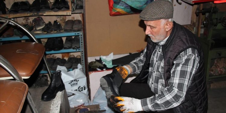 Sakaryalı usta minyatür ayakkabılarıyla rekorlar kitabına girmek istiyor