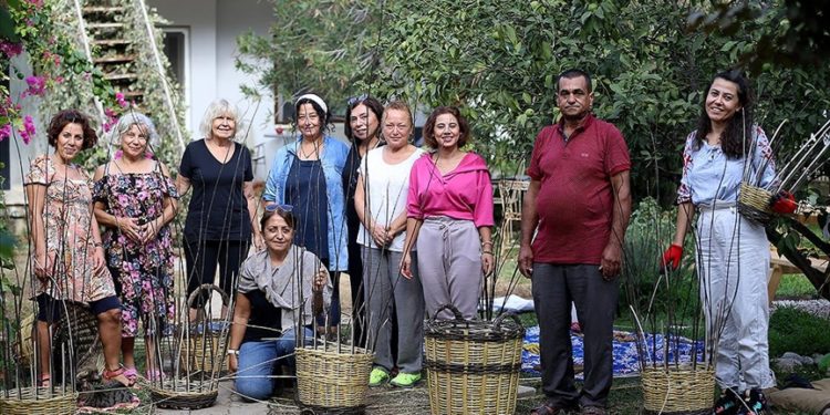Yarım asırdır uğraştığı “sepet örme” sanatını kadınlara öğretiyor