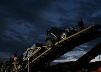 Kars’ta çiftçiler pancarın kar altında kalmaması için gece gündüz çalışıyor
