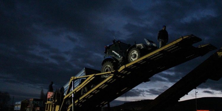Kars’ta çiftçiler pancarın kar altında kalmaması için gece gündüz çalışıyor
