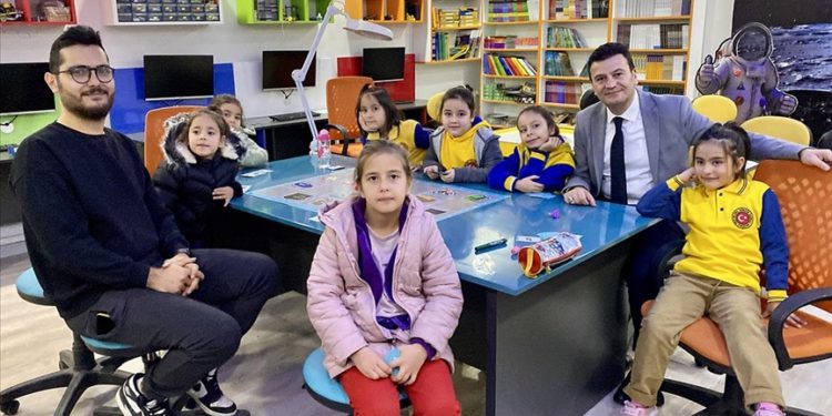 Öğrenciler gençlik merkezi kurslarında sosyalleşiyor