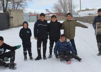 Kars'ta "kar tatilini" fırsat bilen çocuklar kızakla kaydı