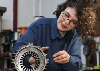 Erzincan'da kadın bobinaj ustası 10 yıldır dede mesleğini sürdürüyor