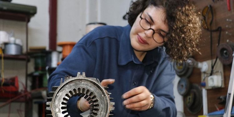 Erzincan'da kadın bobinaj ustası 10 yıldır dede mesleğini sürdürüyor