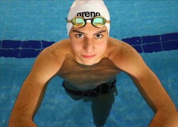 Ağabeyine özenip başladığı yüzmede birçok şampiyonluk elde etti