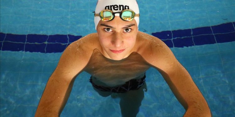Ağabeyine özenip başladığı yüzmede birçok şampiyonluk elde etti