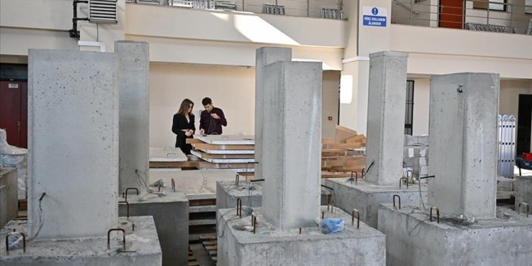 Depremzede üniversite öğrencisi avuç içine sığan enkaz dinleme cihazı geliştirdi