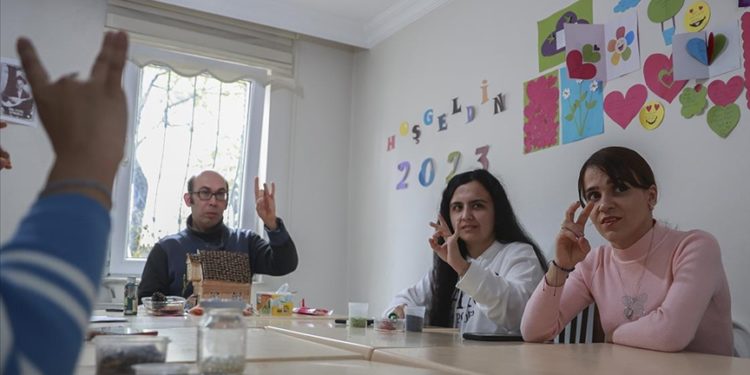 Türkiye’de aynı çatı altında buluşan engelliler birbirlerinin “gözü kulağı” oluyor