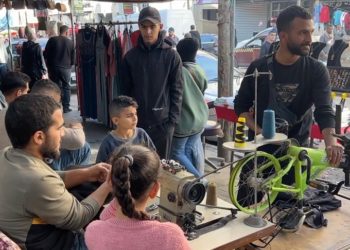 Filistinli terzi, elektriğin olmadığı Gazze Şeridi’nde bisiklet pedalıyla dikiş makinesini çalıştırıyor