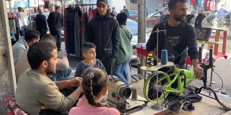 Filistinli terzi, elektriğin olmadığı Gazze Şeridi’nde bisiklet pedalıyla dikiş makinesini çalıştırıyor