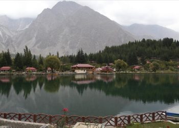 Himalaya Dağları'nın eteklerindeki saklı cennet: Şangrila Gölü