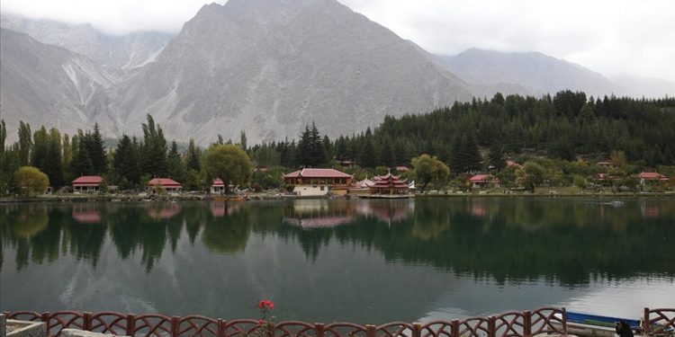 Himalaya Dağları'nın eteklerindeki saklı cennet: Şangrila Gölü