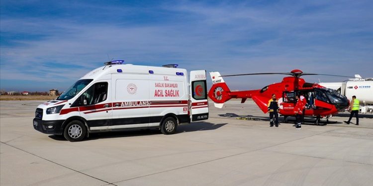 Ambulans helikopter 7 il arasında mekik dokuyarak hastaların imdadına yetişiyor