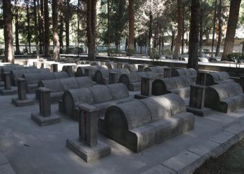 Pakistan'da Karakurum Geçidi'nin yapımında ölen Çinlilere ait anıt mezar bulunuyor