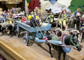 Çukurova'nın yaşamını ahşaba işliyor