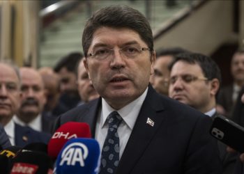 Yurdun değişik yerlerinde köpeklerin parçaladığı insanların olmaması lazım