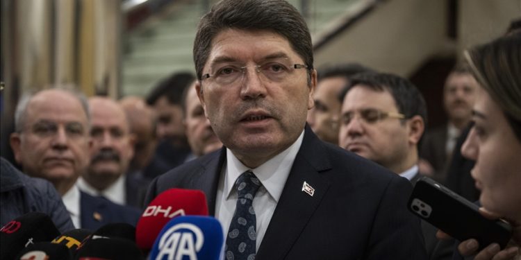 Yurdun değişik yerlerinde köpeklerin parçaladığı insanların olmaması lazım