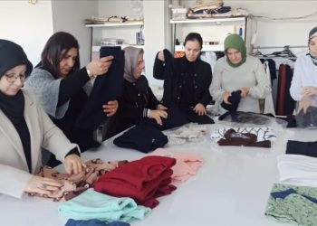 Osmaniye'de halk eğitim merkezi kursiyerlerinden Gazze'deki çocuklara kıyafet