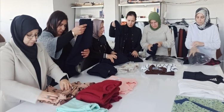 Osmaniye'de halk eğitim merkezi kursiyerlerinden Gazze'deki çocuklara kıyafet