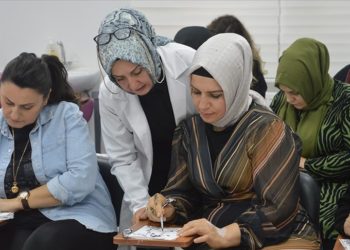 Sakarya'da kadınlar organizasyonlarda Hint kınası uygulayarak gelir sağlıyor