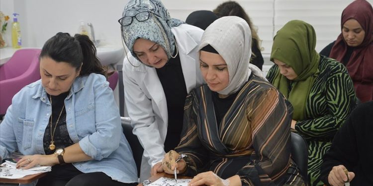 Sakarya'da kadınlar organizasyonlarda Hint kınası uygulayarak gelir sağlıyor