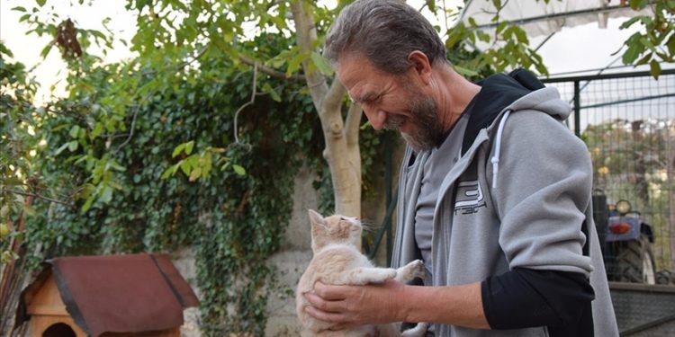 Bilecik'teki "emekliler köyü"nde ikinci baharını eşi ve güvercinleriyle geçiriyor