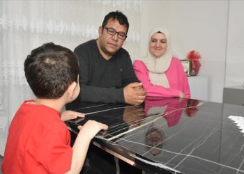 Koruyucu ailesi oldukları Çağrı’nın sevgisiyle Edip’e de gönüllerini açtılar