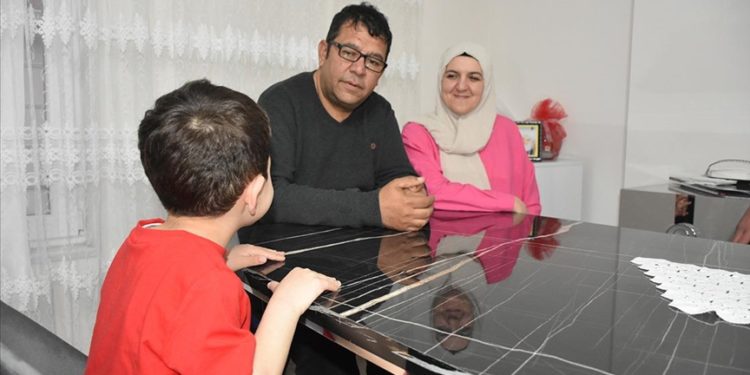 Koruyucu ailesi oldukları Çağrı’nın sevgisiyle Edip’e de gönüllerini açtılar