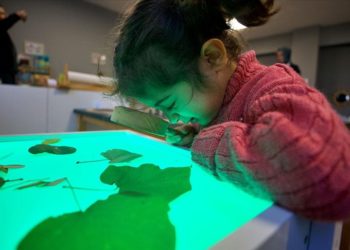 Osmaniyeli öğretmen afetten etkilenen bilim sanat sınıfını, okulun deposunda yeniden kurdu