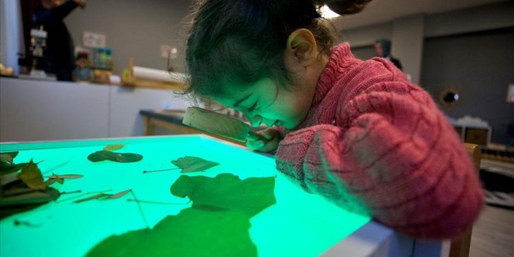 Osmaniyeli öğretmen afetten etkilenen bilim sanat sınıfını, okulun deposunda yeniden kurdu