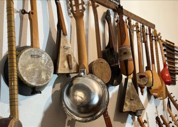 Burdurlu öğretmen şekerliği kemaneye, tencereyi cümbüşe dönüştürüyor