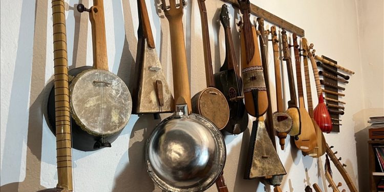 Burdurlu öğretmen şekerliği kemaneye, tencereyi cümbüşe dönüştürüyor