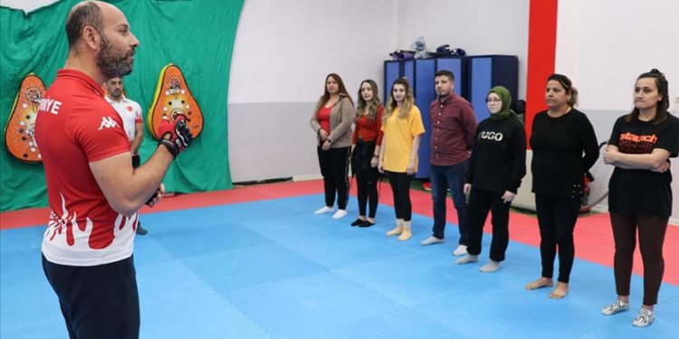 Sağlık çalışanı kadınlar şiddete karşı savunma sanatlarını öğreniyor