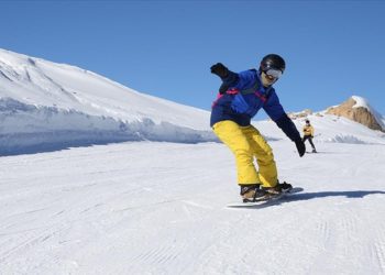 Hakkari’deki kayak merkezinde yılbaşı hareketliliği