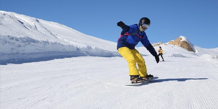 Hakkari’deki kayak merkezinde yılbaşı hareketliliği