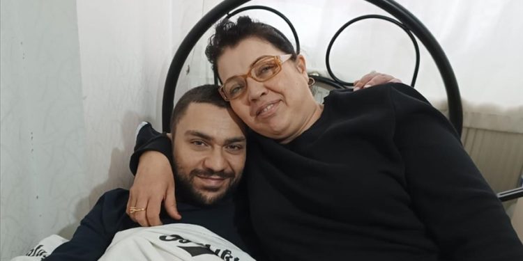 Böbrek hastası genç, içme suyu dağıtarak organ bağışına dikkat çekmeye çalışıyor