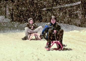 Kars'ta kar yağışının ardından çocuklar kızak ve kar topu keyfi yaşadı