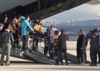 Sağlık Bakanı Koca, 68 Gazzeli hastanın Türkiye'ye getirileceğini açıkladı