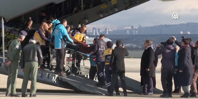 Sağlık Bakanı Koca, 68 Gazzeli hastanın Türkiye'ye getirileceğini açıkladı