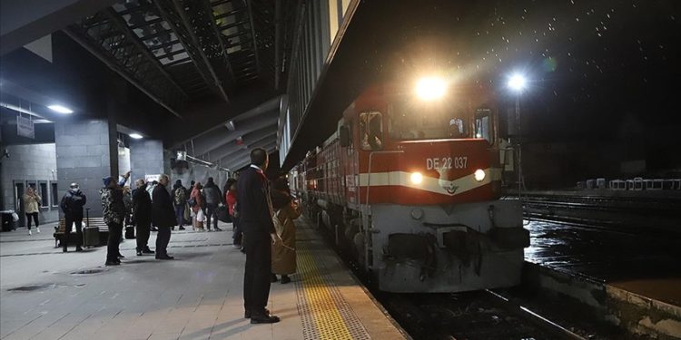 "Turistik Doğu Ekspresi" Kars'tan ilk seferine uğurlandı