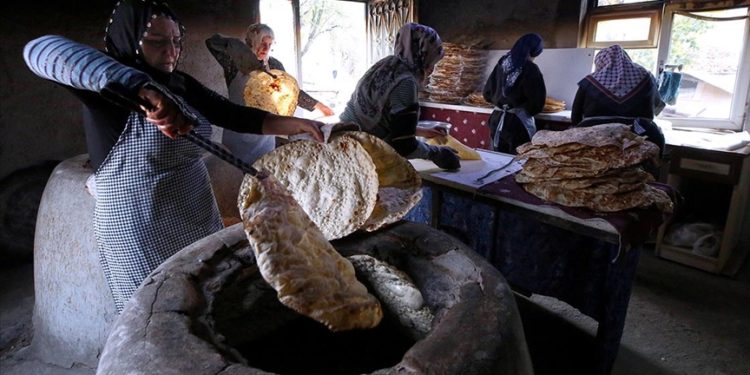 Köyde kurduğu tandır ekmek fırınında 7 kadına istihdam sağladı