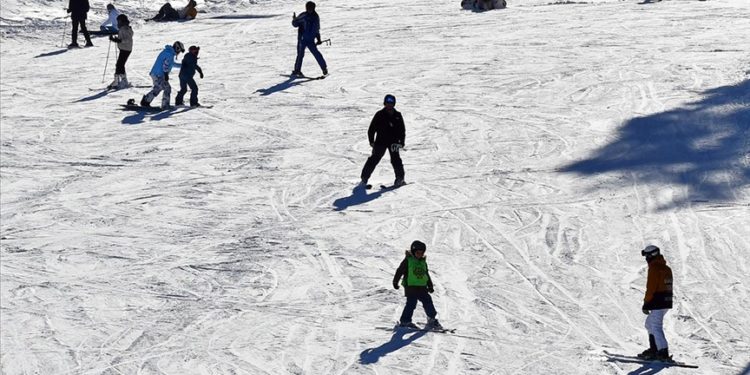 Sarıkamış Kayak Merkezi'nde turizmcileri yeni yıl heyecanı sardı