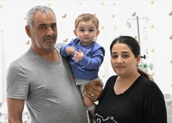 Böbrekleri ve mesanesi taşla dolu Azerbaycanlı bebeğe İzmir’de kritik müdahale