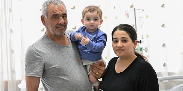 Böbrekleri ve mesanesi taşla dolu Azerbaycanlı bebeğe İzmir’de kritik müdahale